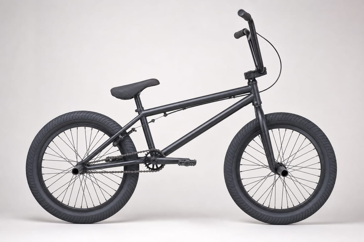 20-Zoll-BMX-Rad im Profil mit kompaktem Rahmen, einem Ritzel und vier Pegs